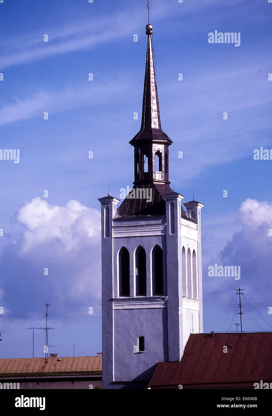 Tallinn, Estonia. 2 Sep, 1990. La torre della metà del XIX secolo in stile neo-gotica di San Giovanni la Chiesa Evangelica Luterana sorge da piazza della Libertà a Tallinn, la capitale e la città più grande dell'Estonia. Questa foto è stata scattata quando l'Estonia era la SSR estone, una parte dell'Unione Sovietica. © Arnold Drapkin/ZUMA filo/Alamy Live News Foto Stock