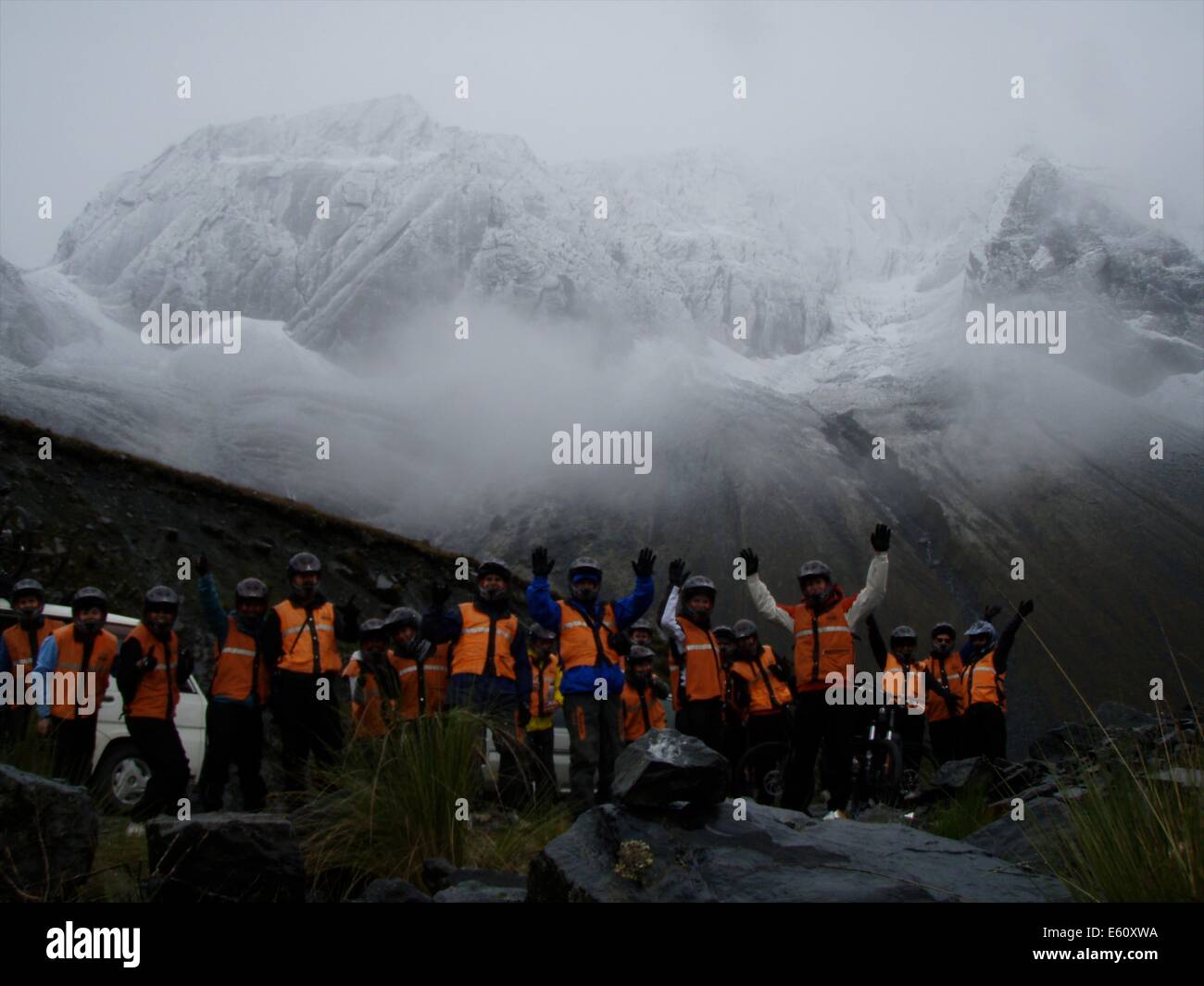 Un gruppo di tour in mountain bike lungo in tutto il mondo più pericolose, su strada tra La Paz e Coroico, Bolivia Foto Stock