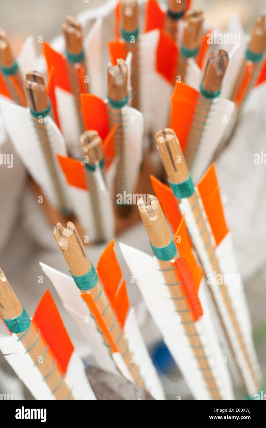 Arancione e bianco fletchings freccia Foto Stock