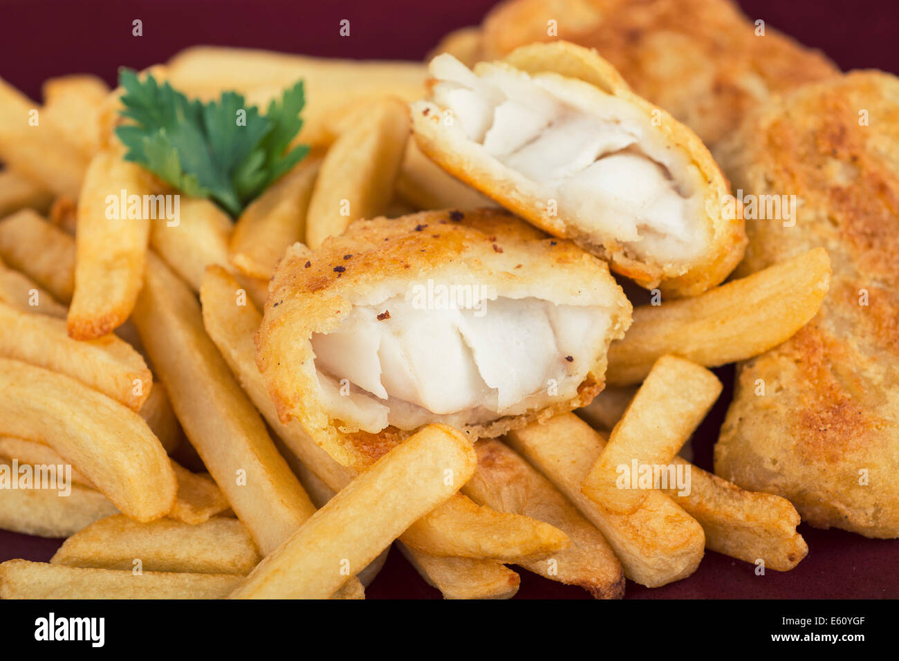 Pesce e Patatine, martoriata Filetto di pesce con patate fritte Foto Stock