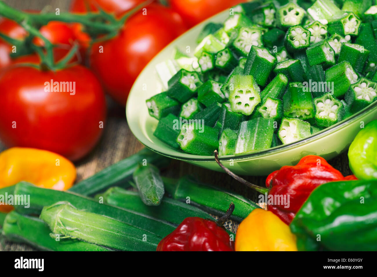 L'okra, materie non cotti tagliati a dadini Okro Foto Stock
