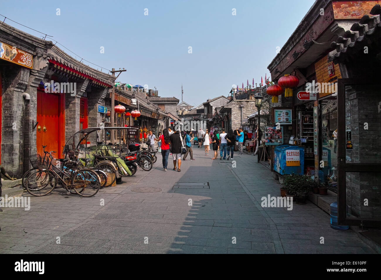 Scena di Hutong di Pechino: YanDaiXieJie Foto Stock