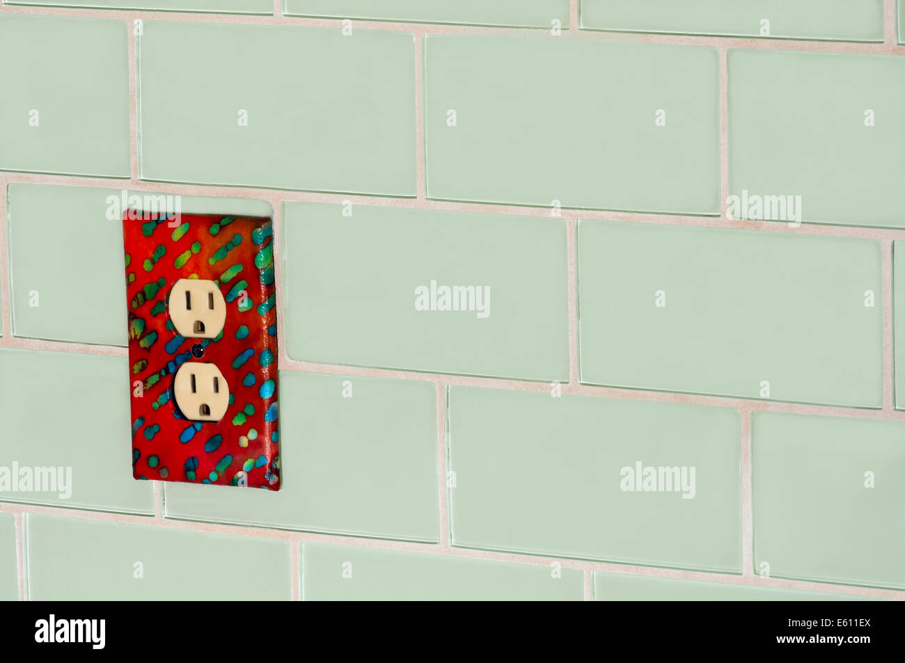 Decorato in maniera colorata presa di alimentazione contro il vetro alla metropolitana tile Foto Stock