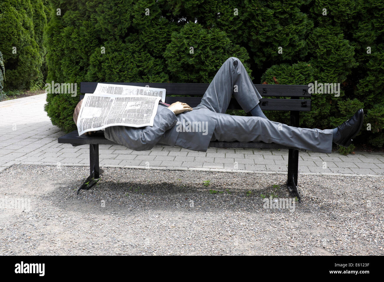Tra gli appuntamenti - Imprenditore dorme sotto il giornale - Scultura di Seward Johnson - NJ motivi di scultura Foto Stock