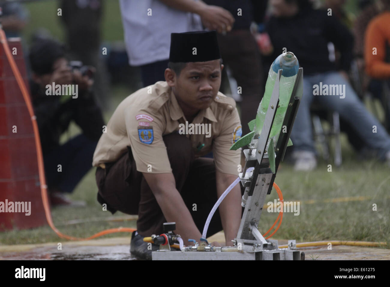 Yogyakarta, Indonesia. Il 9 agosto, 2014. AUGUSUT 11: i partecipanti preparano ha lanciato la sua acqua rocket durante l Indonesia acqua concorso a razzo il 9 agosto 2014 a Yogyakarta, Indonesia. Indonesia acqua concorso a razzo è stata seguita da un team di 150 junior e senior high school studenti mira a introdurre la tecnologia aerospaziale e per migliorare la creatività degli studenti. © Sijori Immagini/ZUMA filo/Alamy Live News Foto Stock