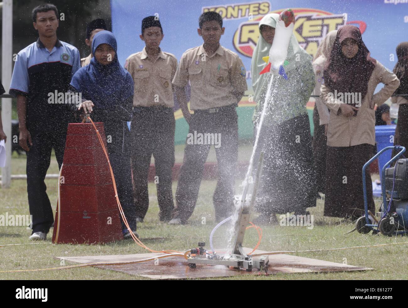 Yogyakarta, Indonesia. Il 9 agosto, 2014. AUGUSUT 11: i partecipanti ha lanciato la sua acqua rocket durante l Indonesia acqua concorso a razzo il 9 agosto 2014 a Yogyakarta, Indonesia. Indonesia acqua concorso a razzo è stata seguita da un team di 150 junior e senior high school studenti mira a introdurre la tecnologia aerospaziale e per migliorare la creatività degli studenti. © Sijori Immagini/ZUMA filo/Alamy Live News Foto Stock