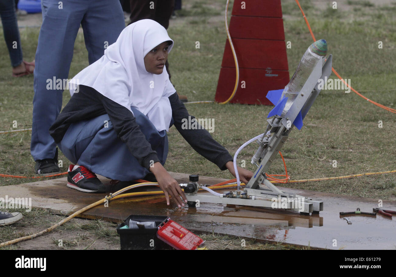 Yogyakarta, Indonesia. Il 9 agosto, 2014. AUGUSUT 11: i partecipanti preparano ha lanciato la sua acqua rocket durante l Indonesia acqua concorso a razzo il 9 agosto 2014 a Yogyakarta, Indonesia. Indonesia acqua concorso a razzo è stata seguita da un team di 150 junior e senior high school studenti mira a introdurre la tecnologia aerospaziale e per migliorare la creatività degli studenti. © Sijori Immagini/ZUMA filo/Alamy Live News Foto Stock