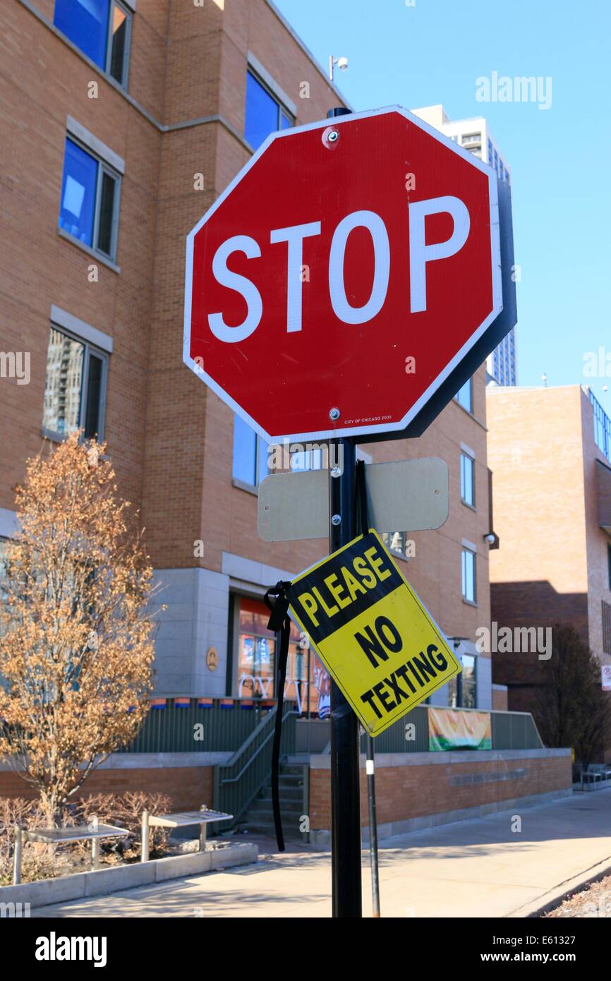 Si prega di non firmare messaggi pendenti da segno di stop. Chicago, Illinois, Stati Uniti d'America Foto Stock
