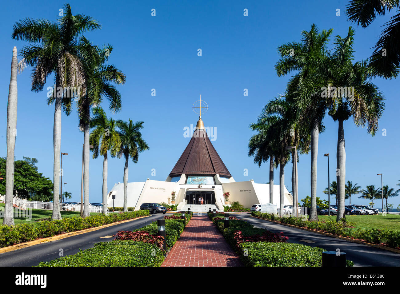 Vista esterna del Santuario Cattolico di Nostra Signora della Carità, Coral Gables, Florida a sud di Miami case religiose sacro artefatto. Foto Stock