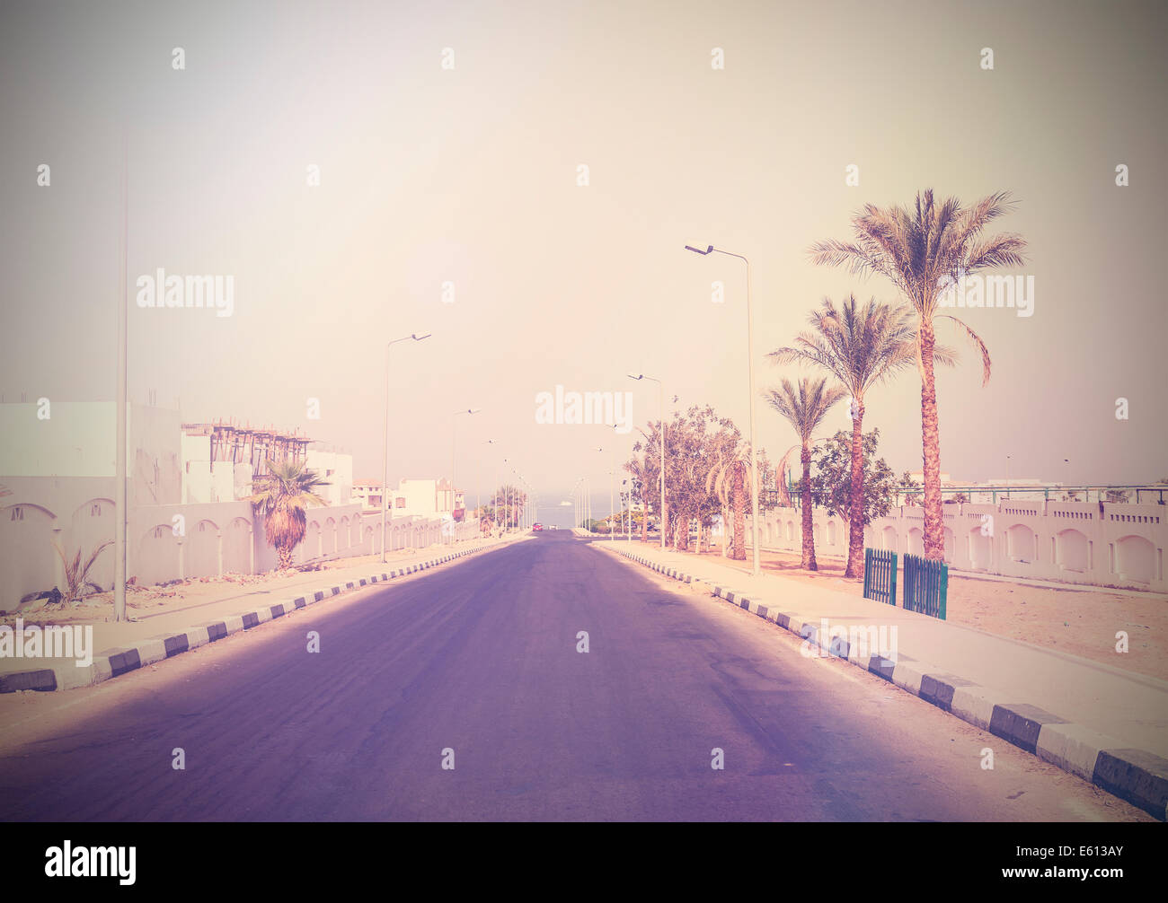 Vintage foto di una strada con palme di Sharm el Sheikh, Egitto. Foto Stock