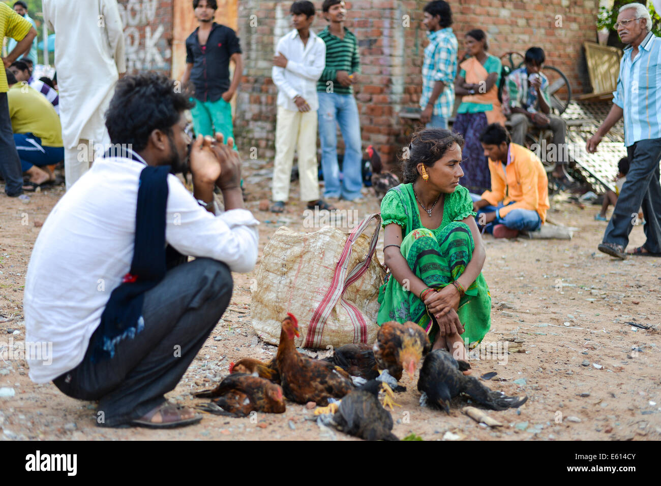 AHMEDABAD, Gujarat/INDIA - Domenica 10 agosto 2014 : Vari roba per vendere al mercato aperto, GujariBazaar in Ahmedabad. GujariBazaar è di 600 anni vecchio mercato di divertente raccolta di mobili antichi, utensili domestici, di seconda mano attrezzature informatiche, antichi metalware, vestiti, libri, e animali. Foto Stock