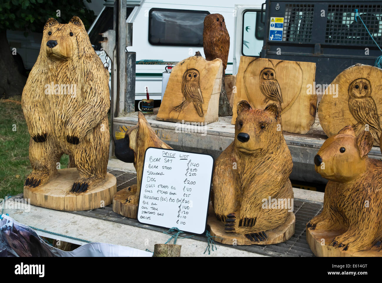 Motosega portatile sculture in legno per la vendita Foto stock - Alamy