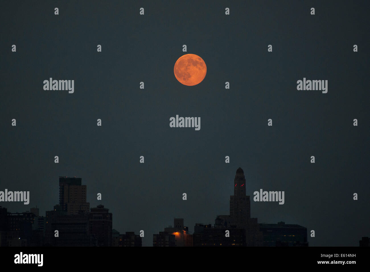 New York, Stati Uniti d'America. 10 Agosto, 2014. Il 10 agosto, il perigeo 'supermoon' è salito oltre la città di New York, più grande e più luminosa di quella che era sembrata negli ultimi venti anni a causa della sua particolare vicinanza alla terra. Credito: Terese Loeb Kreuzer/Alamy Live News Foto Stock