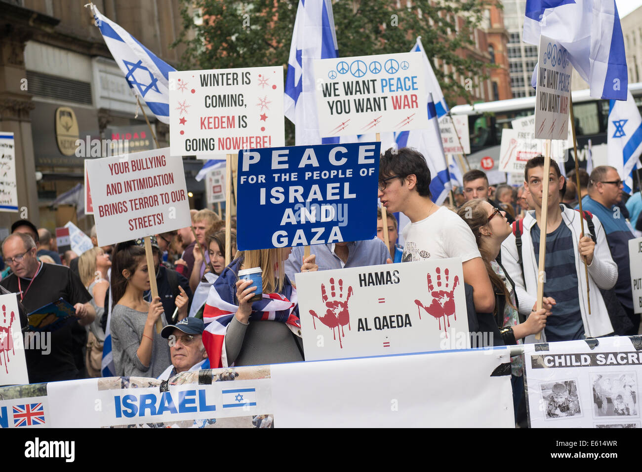 Manchester, Inghilterra, Regno Unito. Il 9 agosto, 2014. Pro manifestanti israeliani prendere per le strade del centro della città di Manchester. Foto Stock