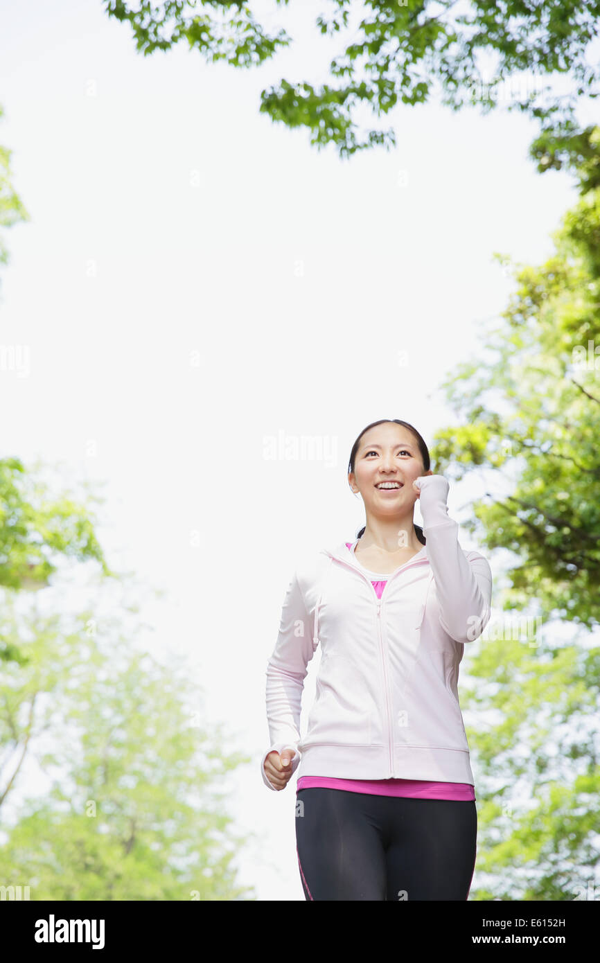 Un giovane giapponese ragazza camminare nel parco Foto Stock