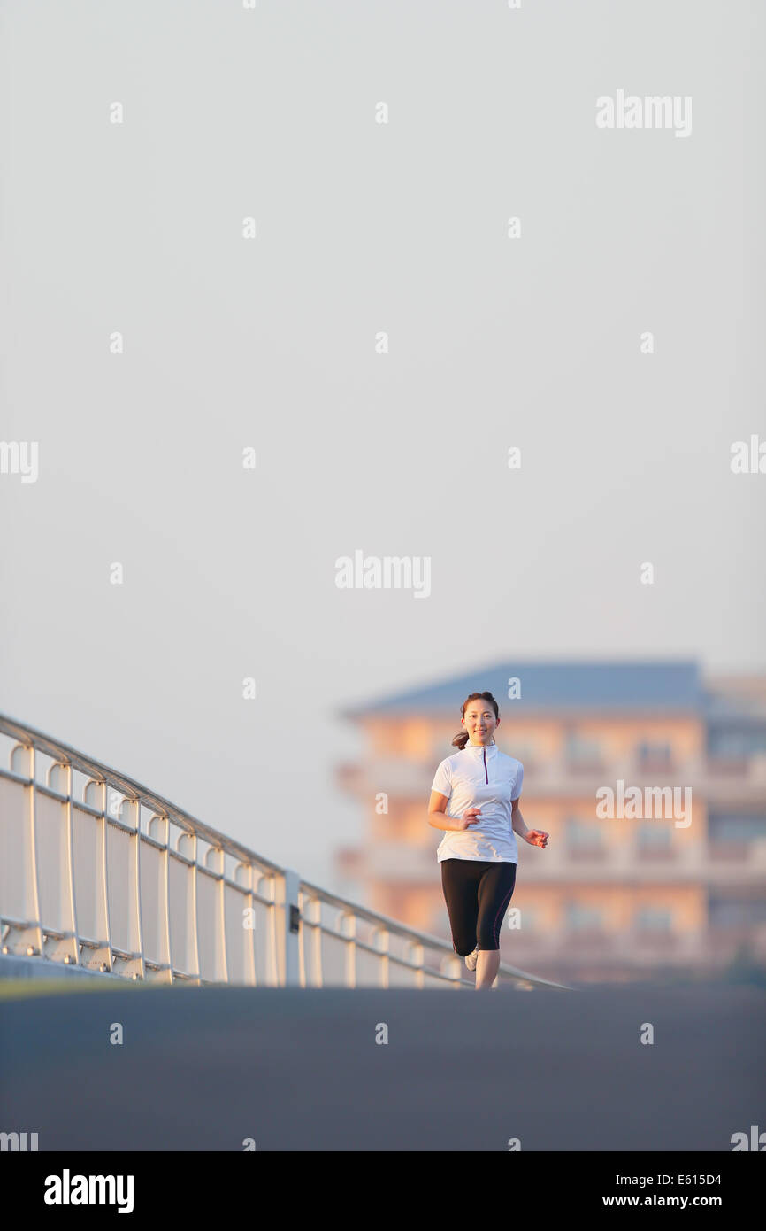 Giovane ragazza giapponese jogging Foto Stock