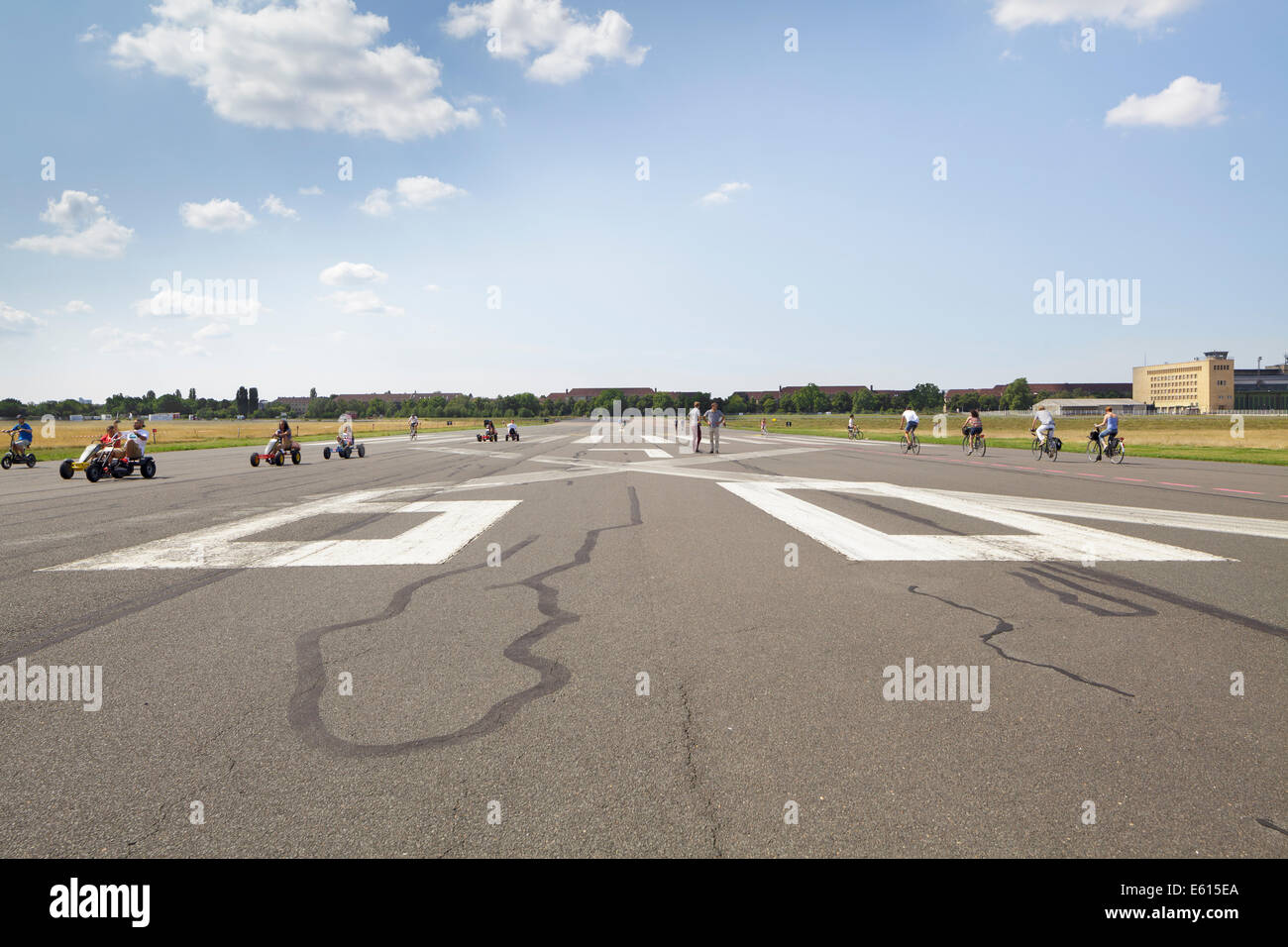 Persone che svolgono varie attività sportive a Tempelhof Park, ex aeroporto Tempelhof di Berlino, Germania Foto Stock