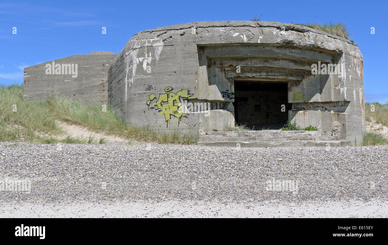 Il tedesco seconda guerra mondiale bunker a sinistra sulla spiaggia di Grenen a nord di Skagen nello Jutland in Danimarca affacciato sul mare di Kattegat Foto Stock