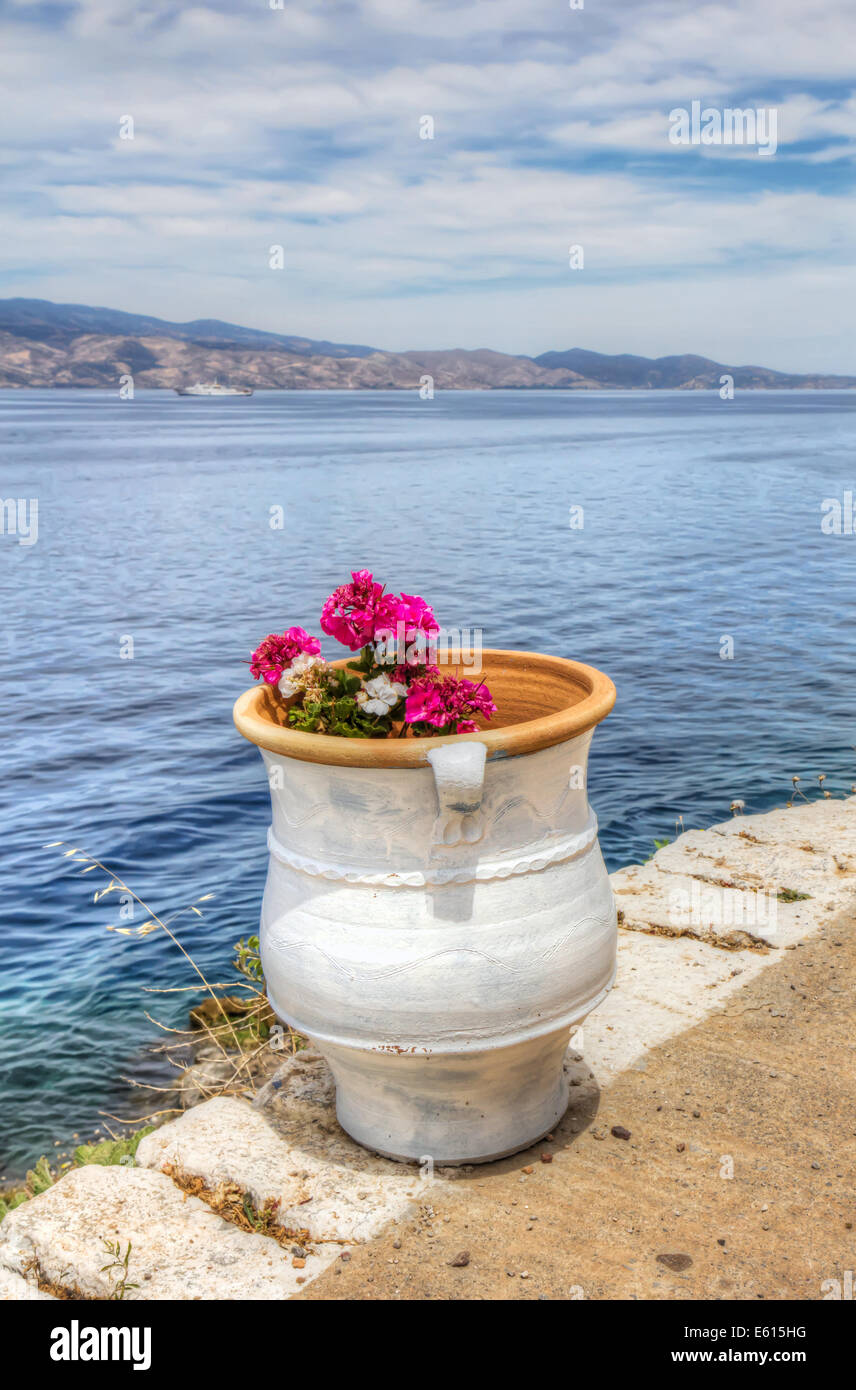 Greco grande vaso in terracotta. Pelekas, isola di Corfù, Grecia Foto stock  - Alamy