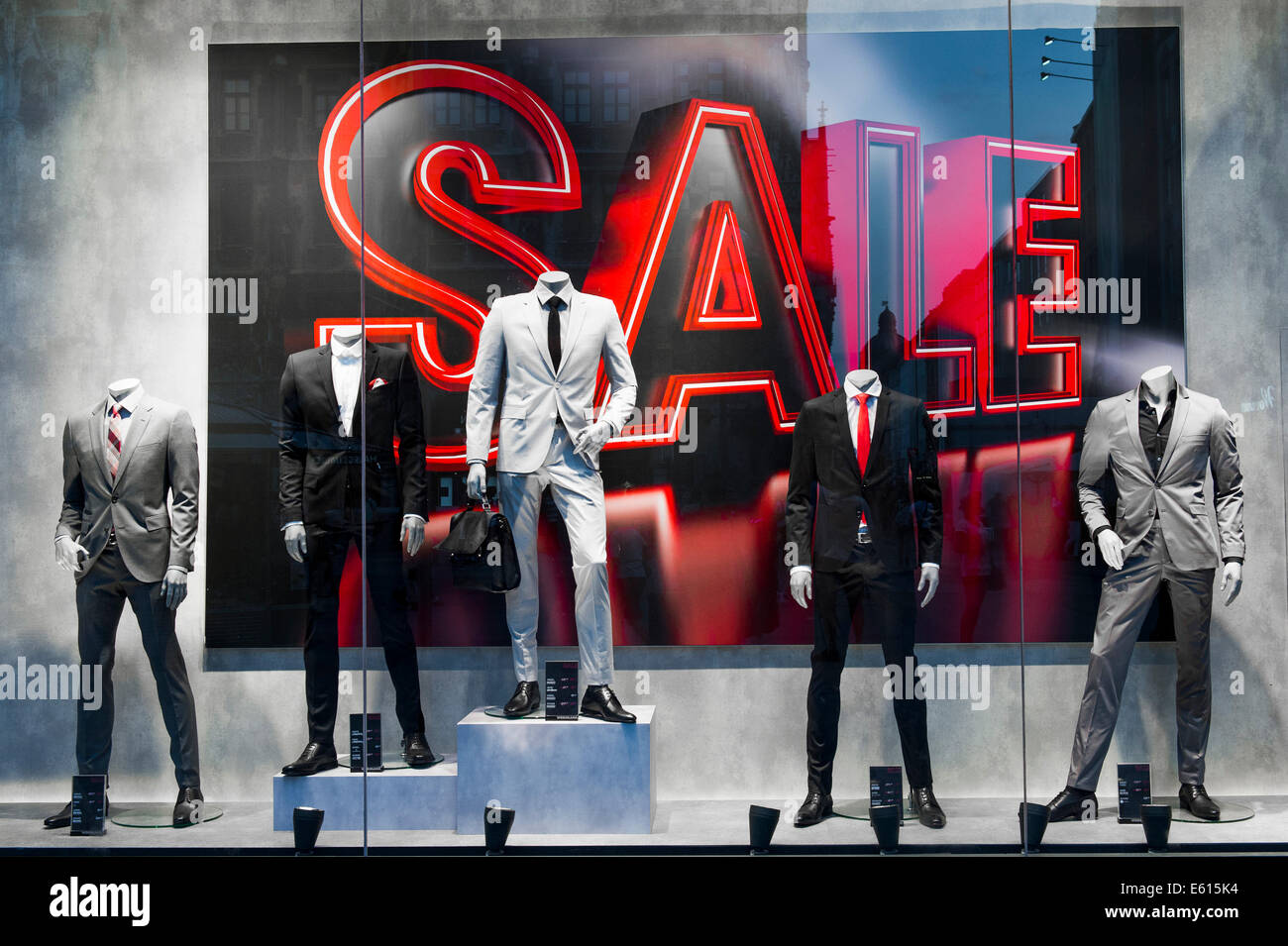 Vetrina, uomini&#39;s moda, decapitati di uomini in abiti, manichini, scritte vendita, Germania Foto Stock