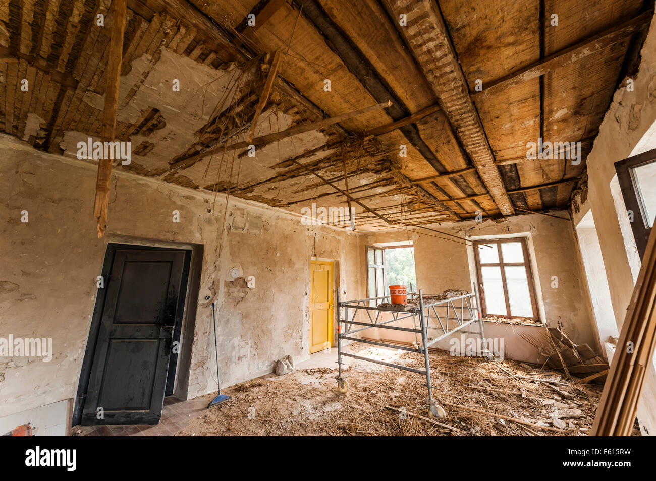 Pavimento morto di un soffitto in bisogno di un rinnovo, il vecchio edificio scolastico dall'inizio del XIX secolo Foto Stock