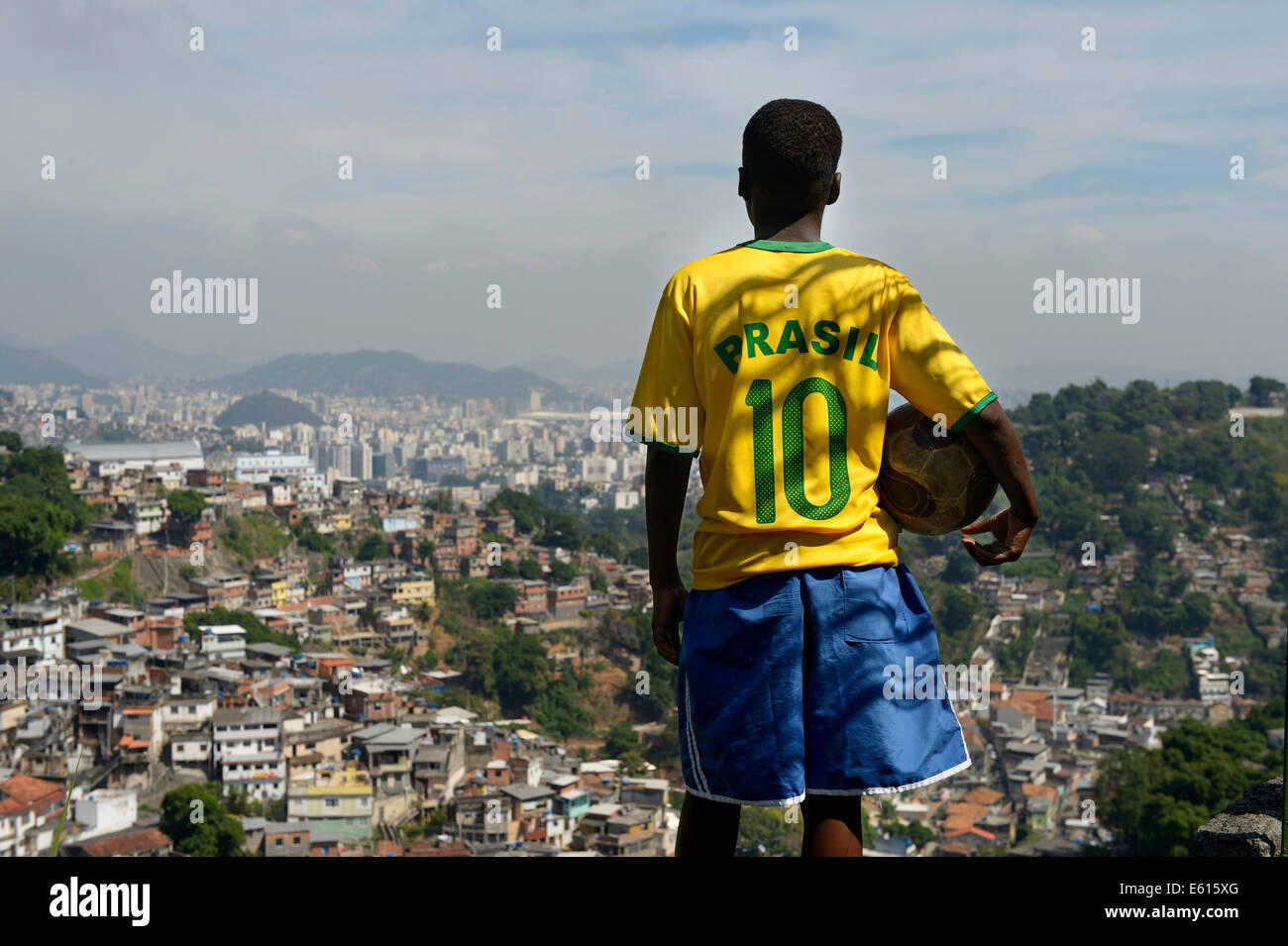 Favela brazil football slum boy immagini e fotografie stock ad alta  risoluzione - Alamy