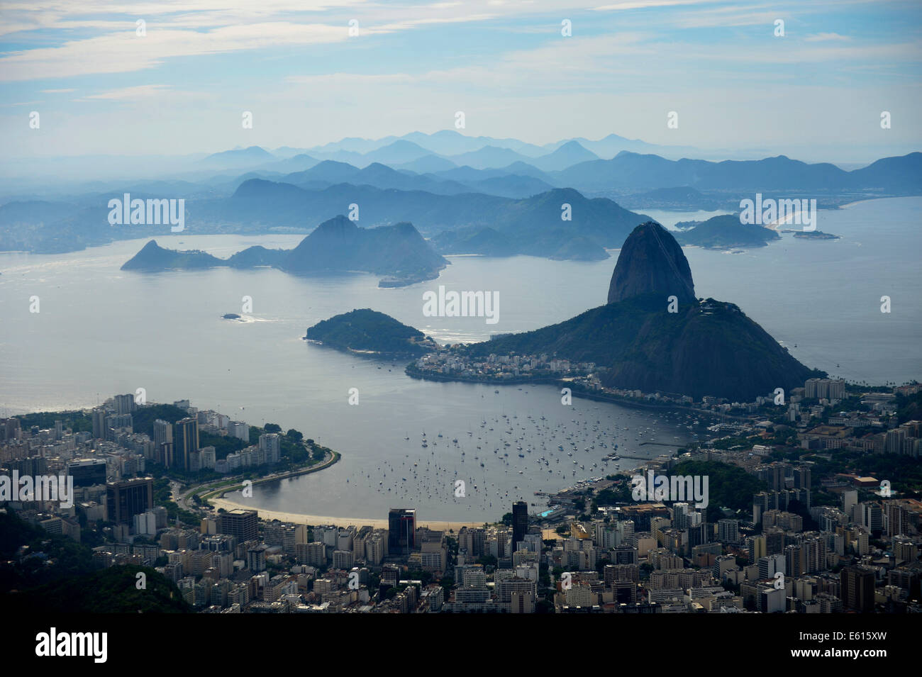 Sugarloaf Mountain e la baia di Botafogo, Rio de Janeiro, Stato di Rio de Janeiro, Brasile Foto Stock