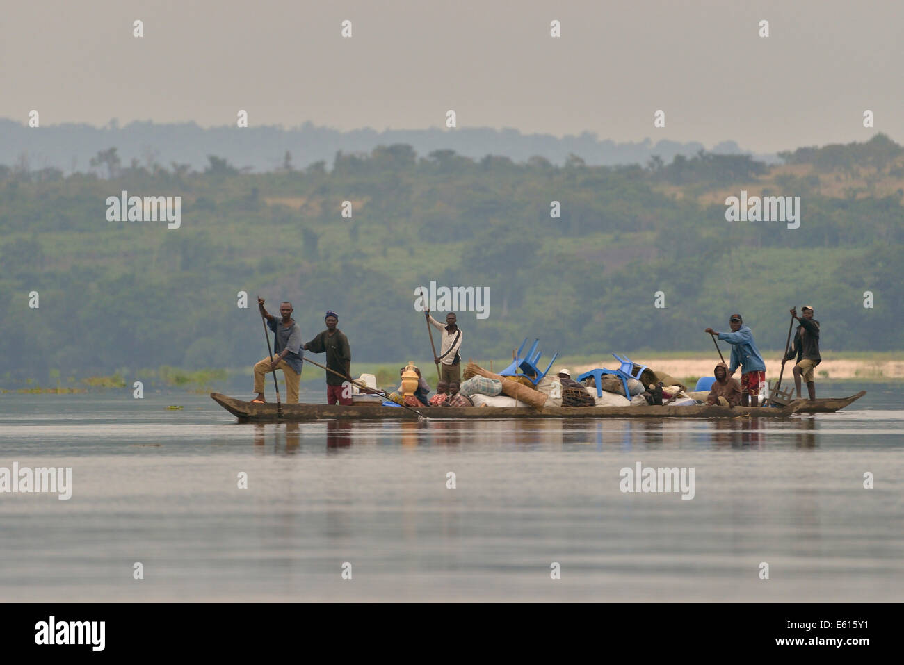 I pescatori su una piroga sul fiume Congo, vicino Tshumbiri, nella provincia di Bandundu, Repubblica Democratica del Congo Foto Stock
