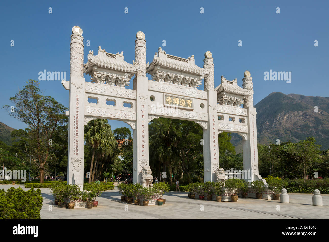 Portale, il Monastero Po Lin, Isola di Lantau, Hong Kong, Cina Foto Stock