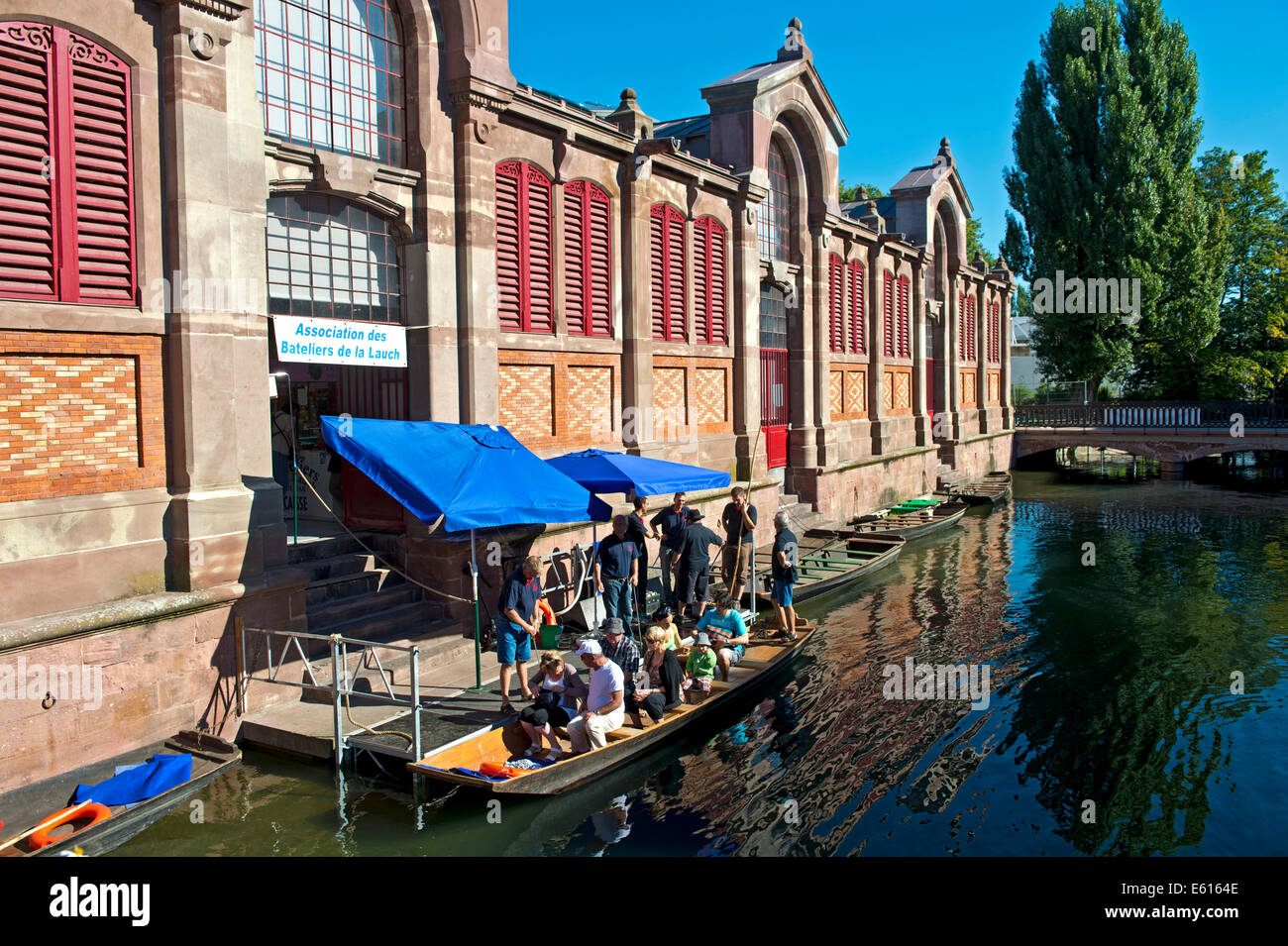 Punto di partenza per gite in barca sul fiume Lauch attraverso il quartiere di Little Venice, Colmar, Alsazia, Francia Foto Stock