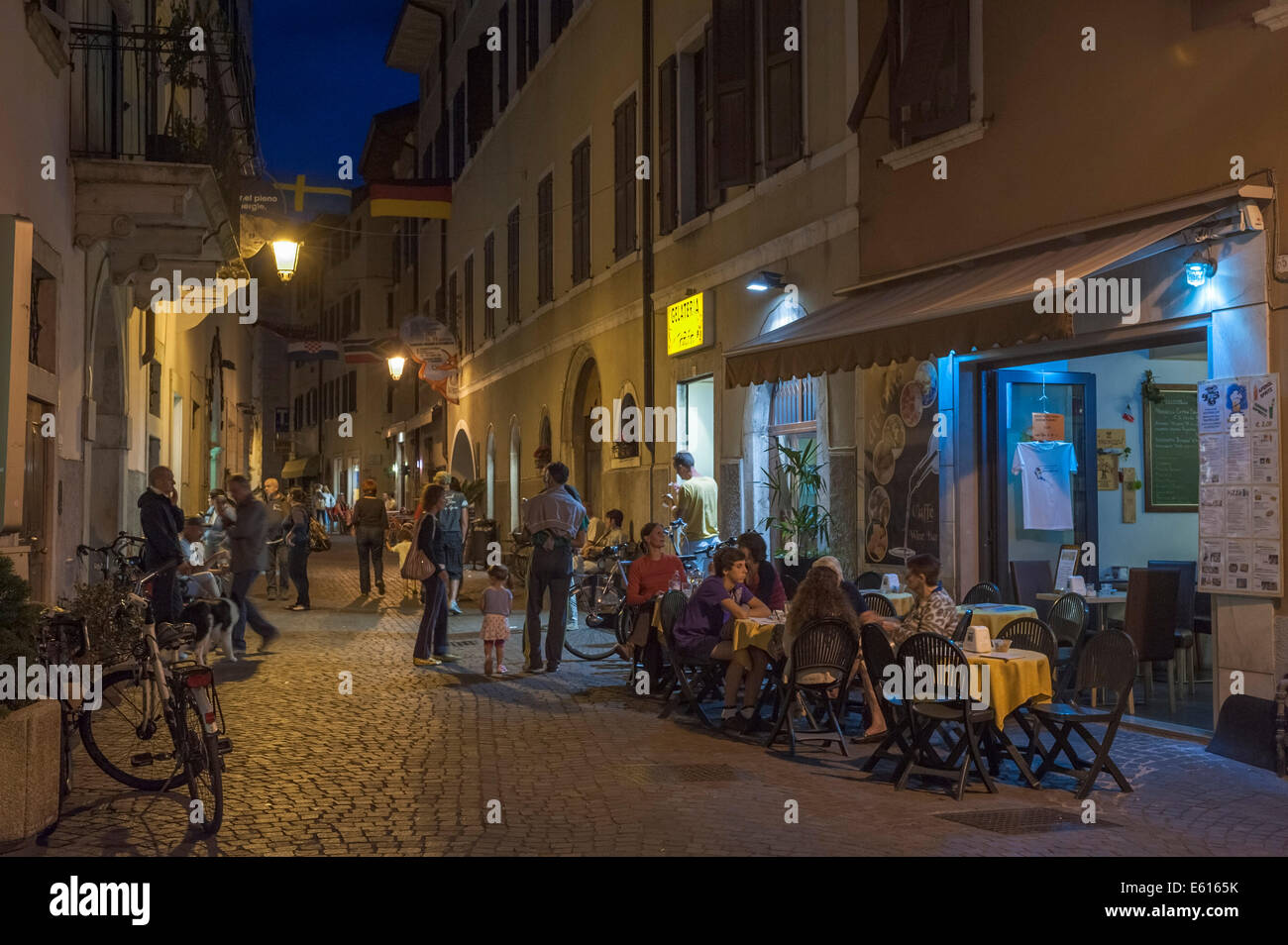 Strada pedonale nel centro storico della città di sera, Arco, Trentino-Alto Adige, Italia Foto Stock