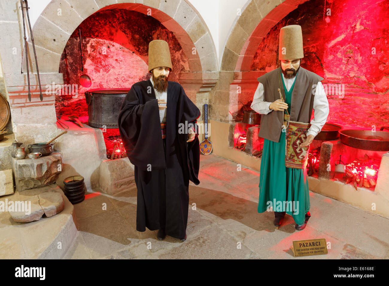 Life-size figure dei dervisci nel bazaar, Mevlana monastero o del museo di Mevlana, Konya, Anatolia centrale regione, Anatolia Foto Stock