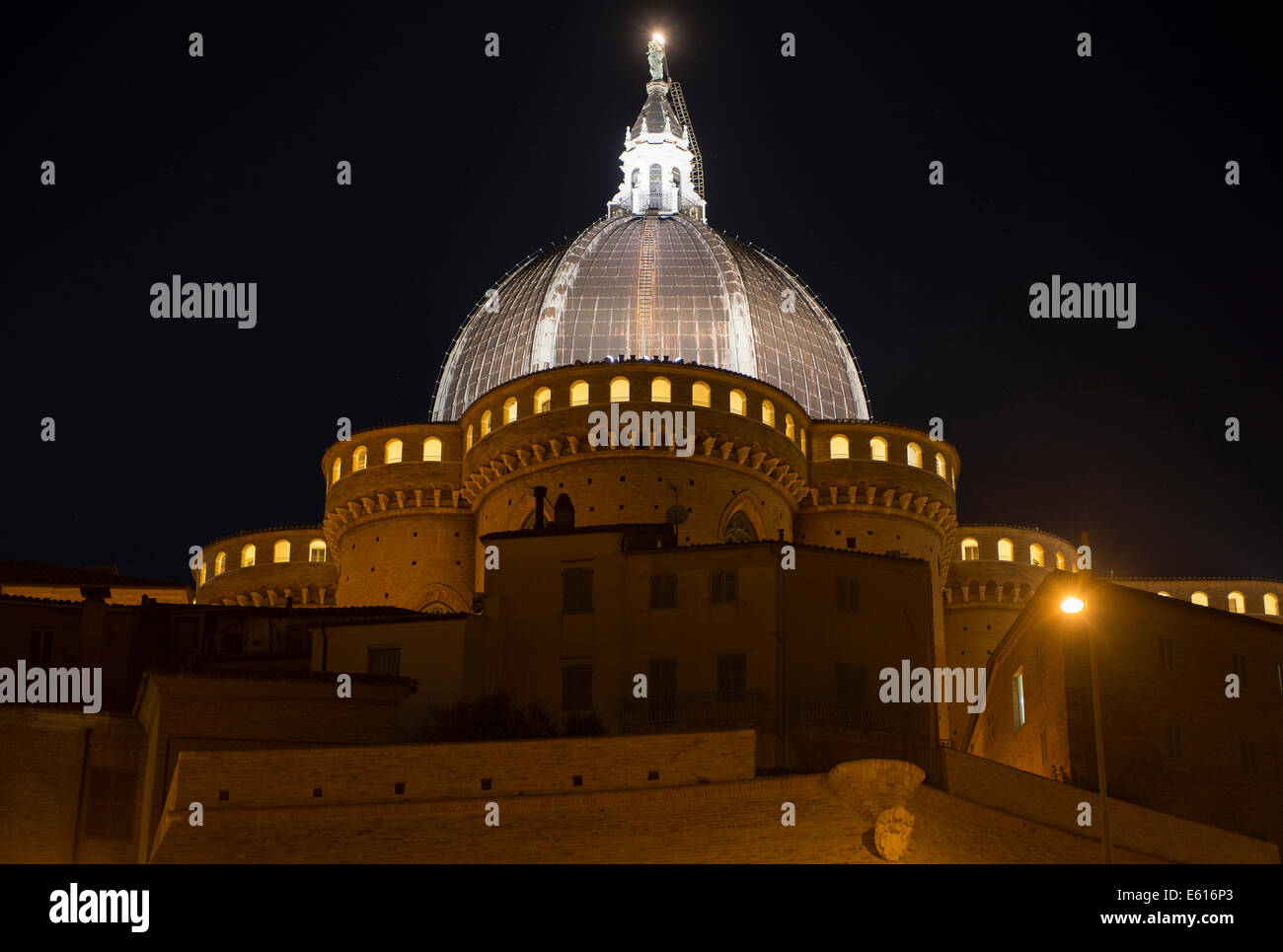 La cupola della Santa Casa di Loreto di notte, Loreto, Marche, Italia Foto Stock