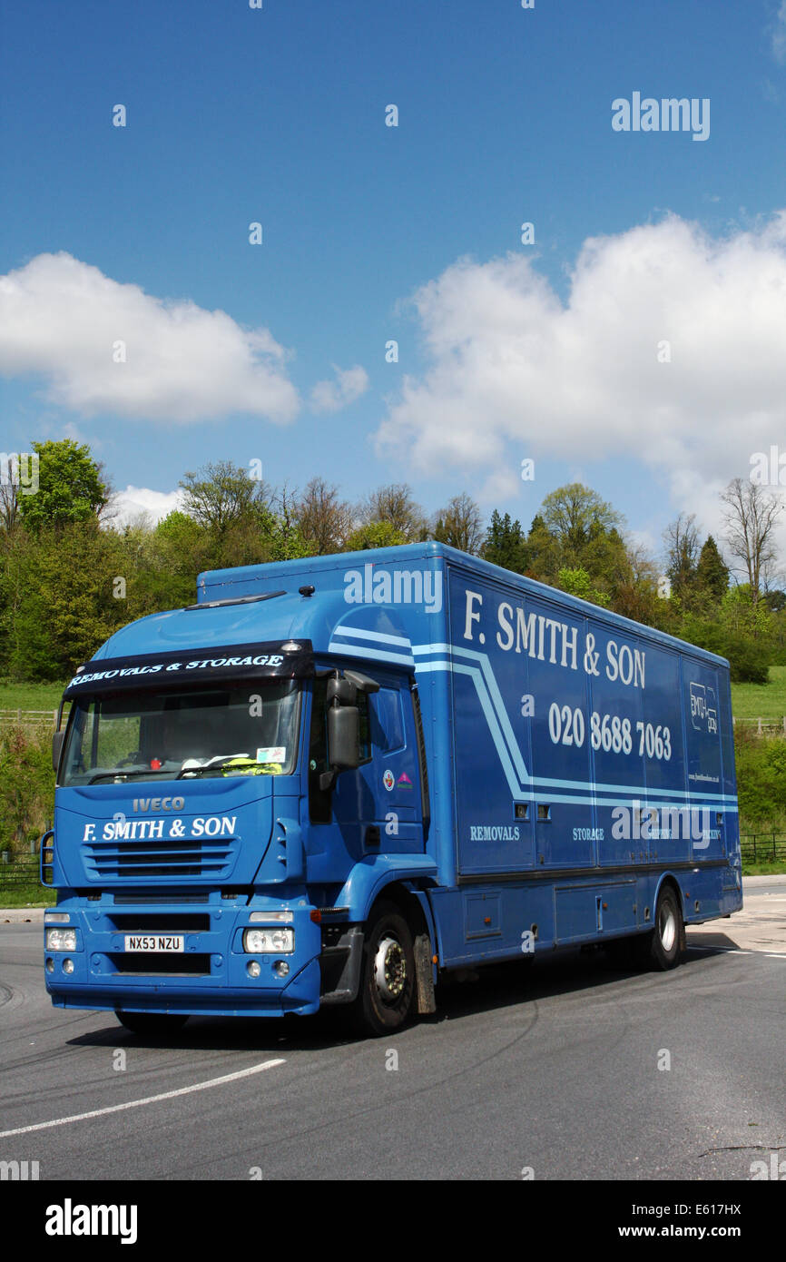 Un blu camion Iveco uscendo da una rotonda a Coulsdon, Surrey, Inghilterra Foto Stock