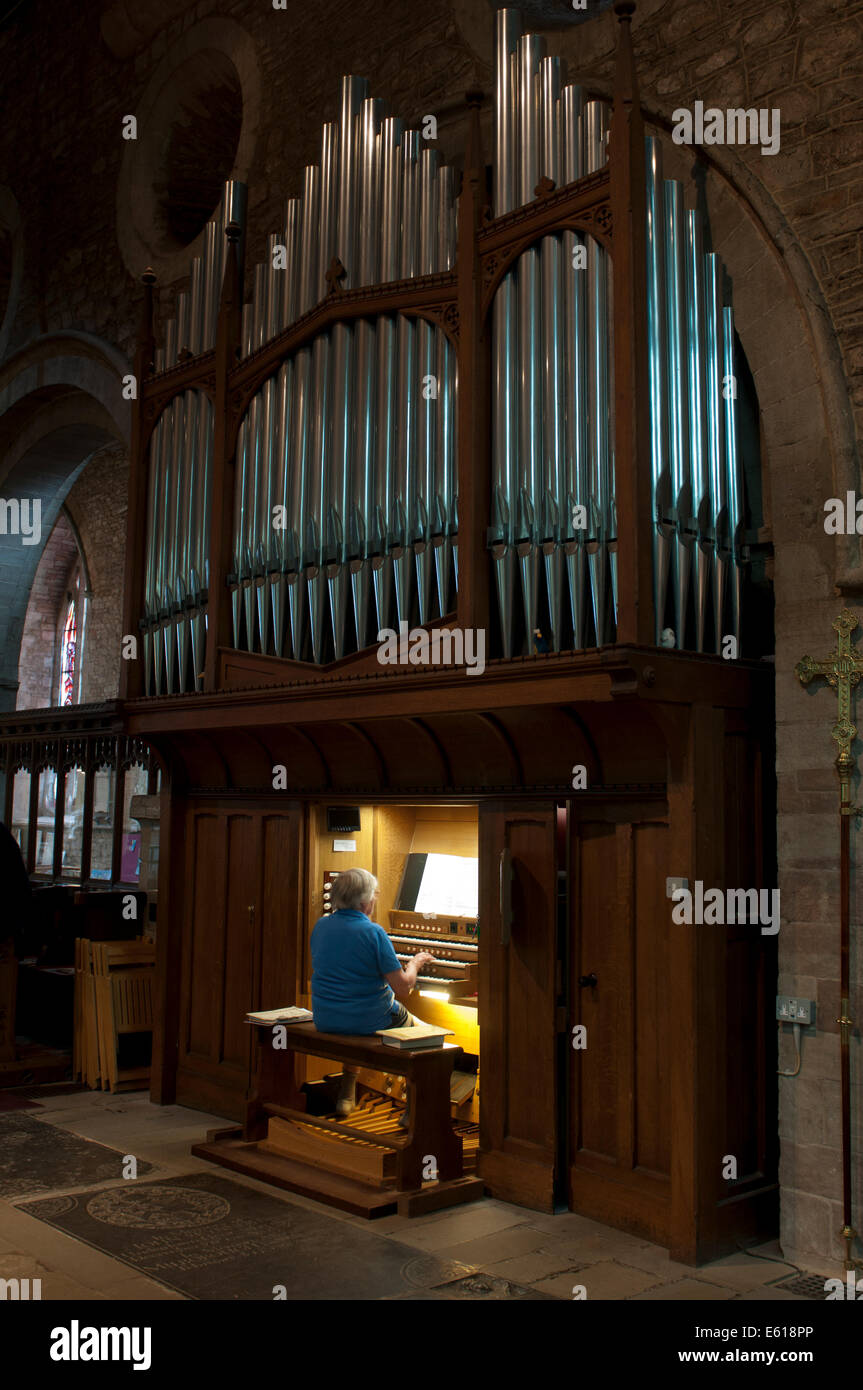 Una donna suona l'organo in San Michele e Tutti gli Angeli Chiesa, Ledbury, Herefordshire, England, Regno Unito Foto Stock