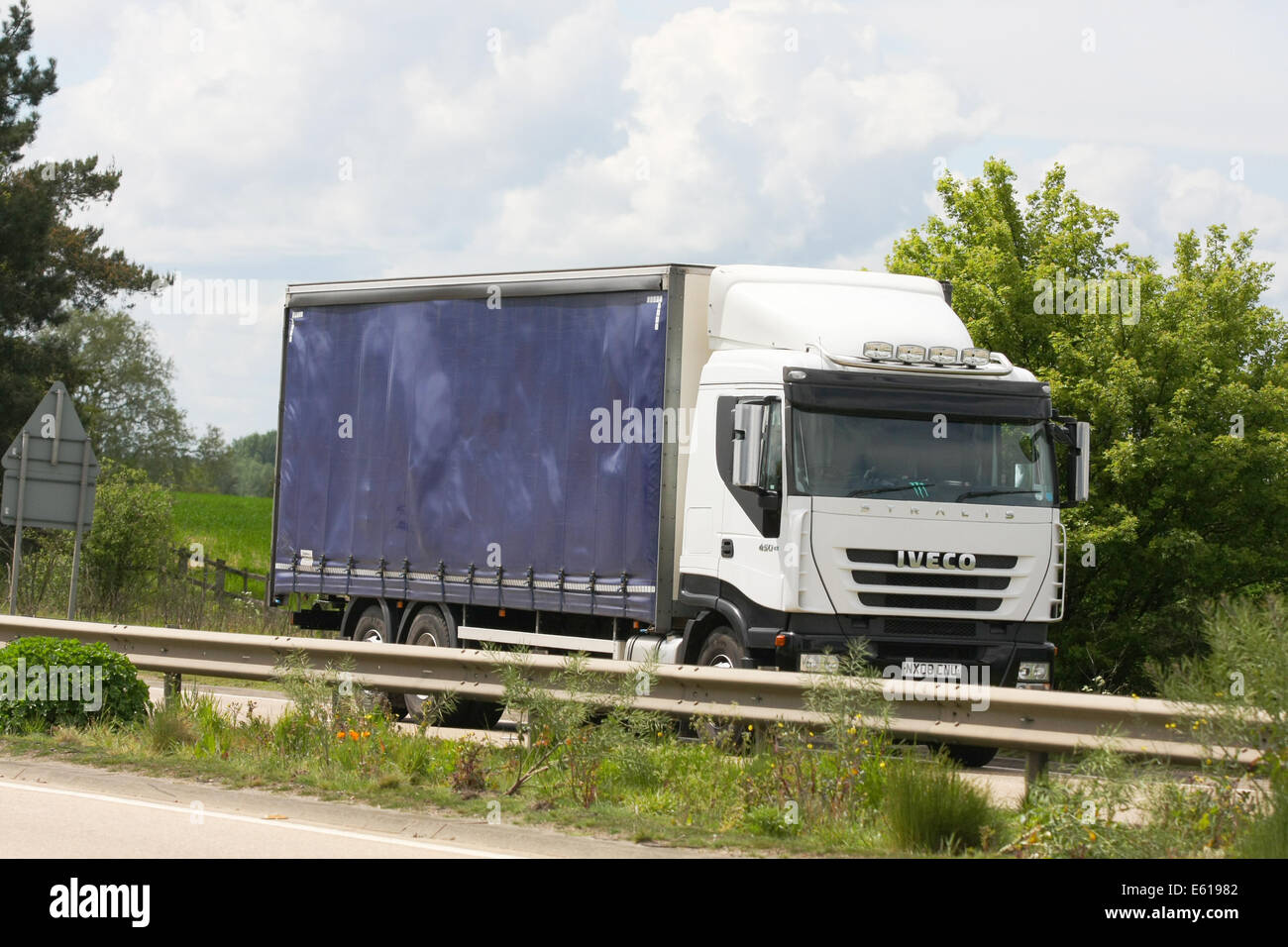 Un camuffati camion Iveco che viaggiano lungo la A12 a doppia carreggiata in Essex, Inghilterra Foto Stock