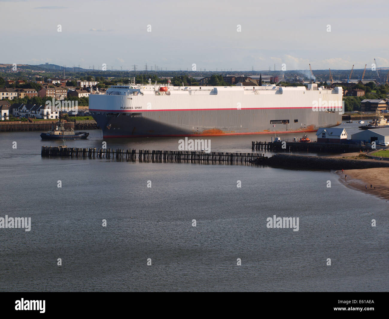 Il 60200ton mondo marino di 'Pleiadi spirito di lasciare il porto di Tyne dalla Nissan terminal auto vela nel mare del Nord. Foto Stock