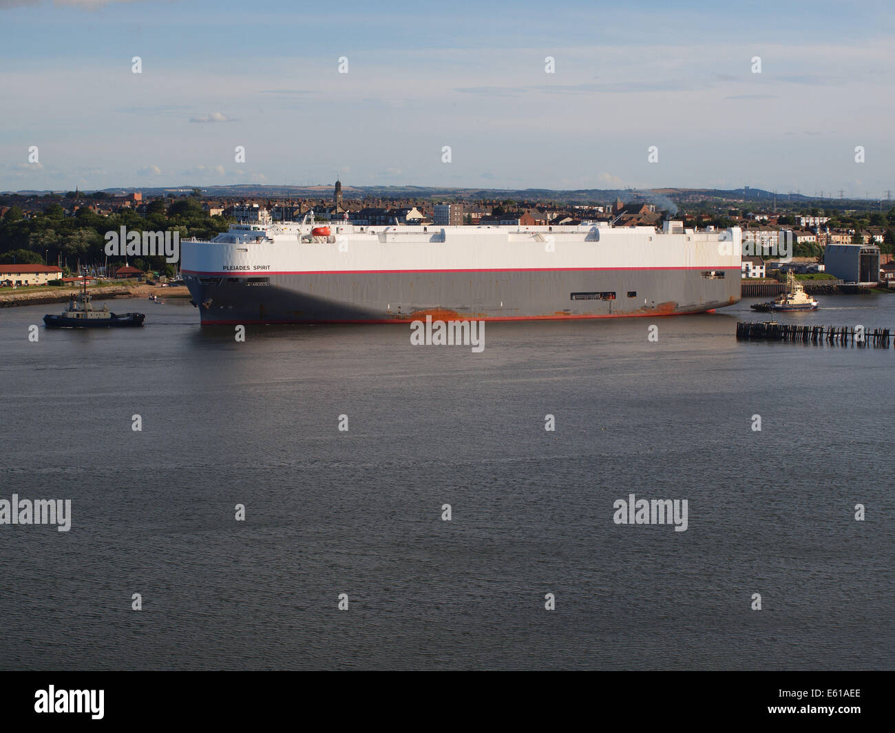 Il 60200ton mondo marino di 'Pleiadi spirito di lasciare il porto di Tyne dalla Nissan terminal auto e barca a vela nel mare del Nord Foto Stock