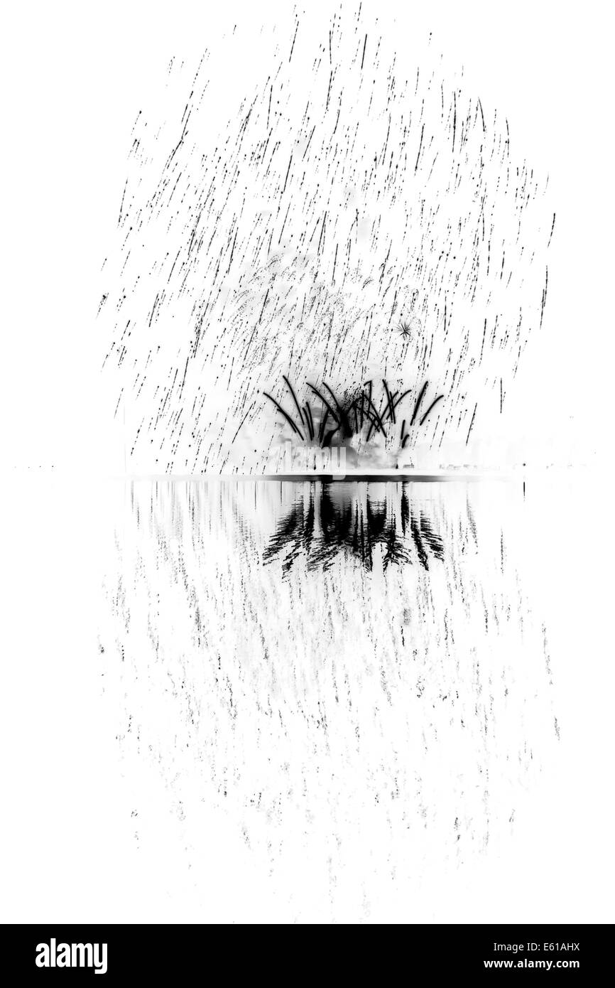 Esplosioni di fuochi d' artificio invertita e in bianco e nero con abbinamento di riflessione dal mare di fronte. Foto Stock Esplosioni di fuochi d' artificio invertita e in bianco e nero con abbinamento di riflessione dal mare di fronte. Foto Stock