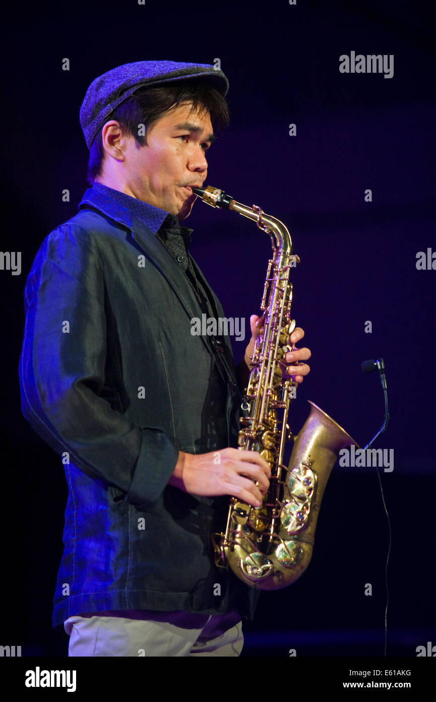 Il sassofonista con Gregory Porter band esibirsi sul palco a Brecon Jazz Festival 2014 Foto Stock