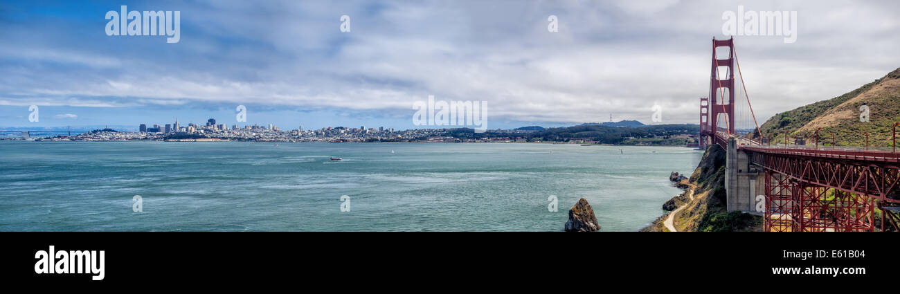 Skyline di San Francisco con il Golden Gate Bridge, STATI UNITI D'AMERICA Foto Stock