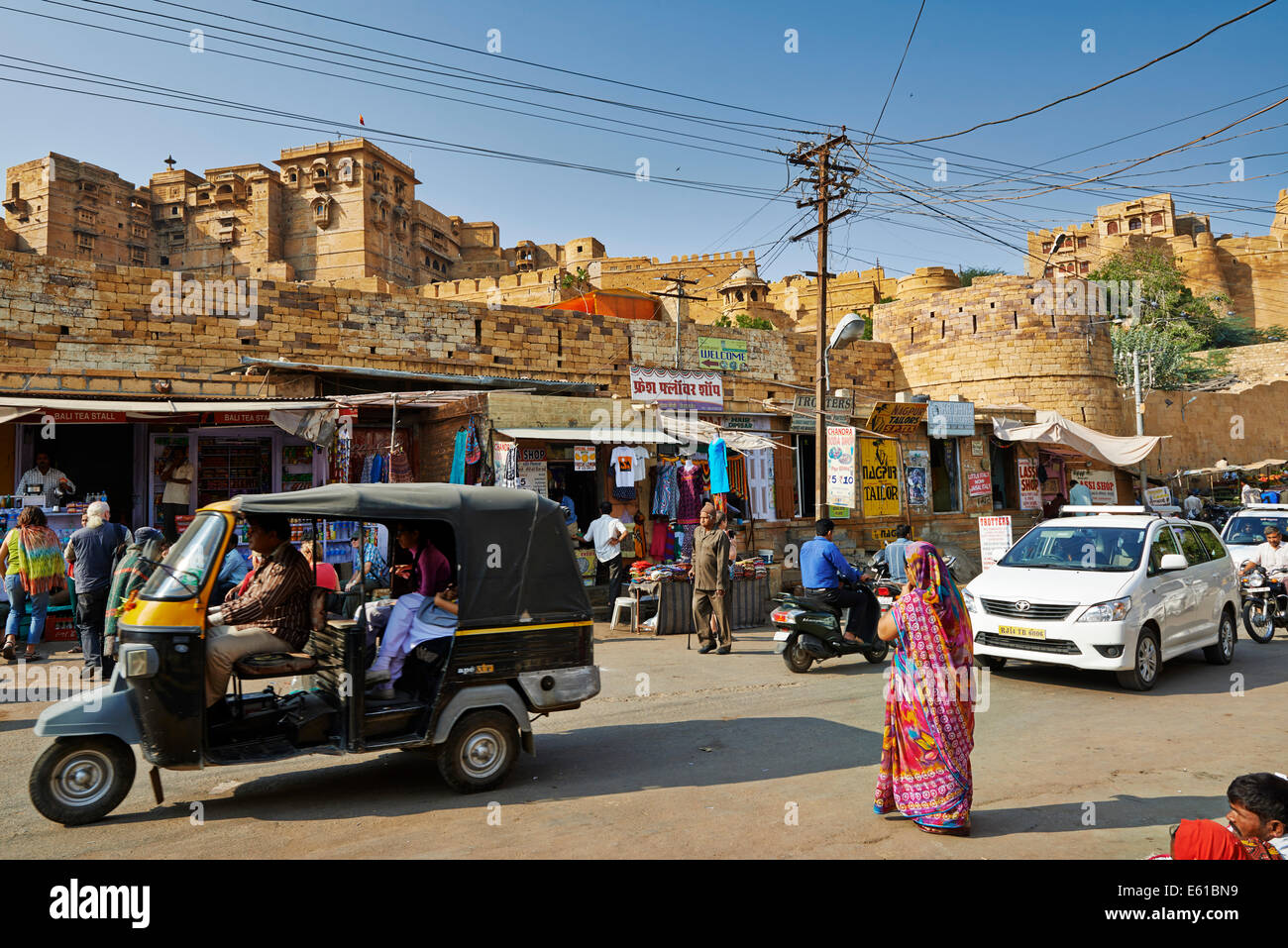 Parete della città di Jaisalmer, streetlife davanti, Rajasthan, India Foto Stock