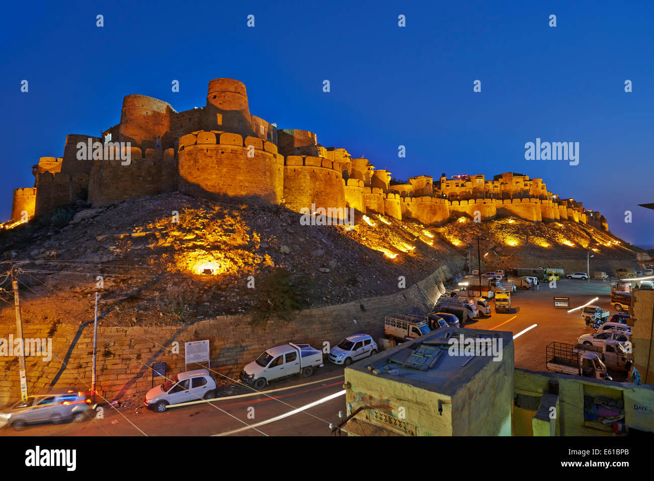 Scatto notturno della città illuminata la parete di Jaisalmer, Rajasthan, India Foto Stock