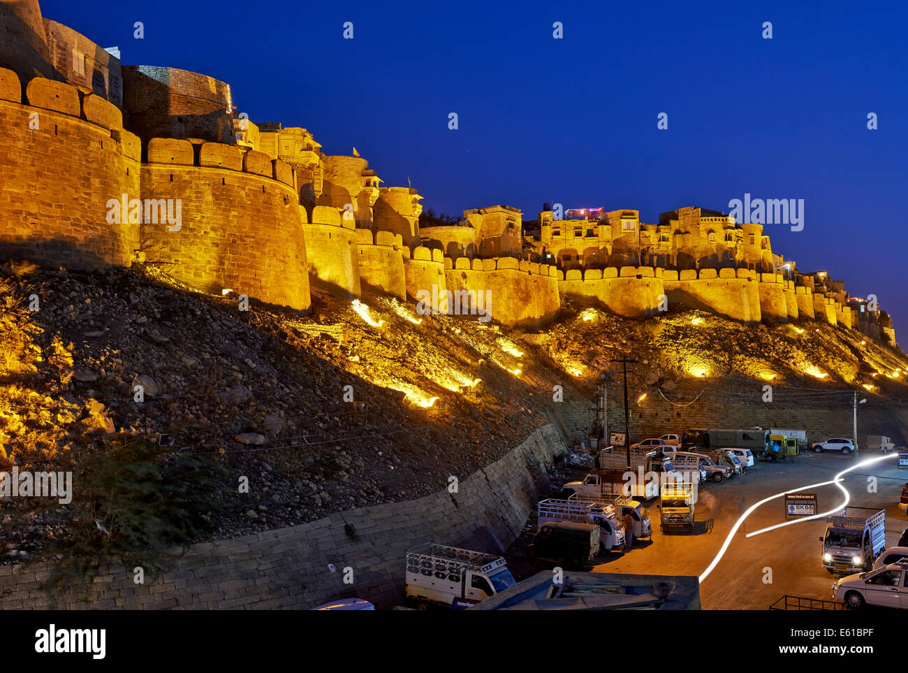 Scatto notturno della città illuminata la parete di Jaisalmer, Rajasthan, India Foto Stock