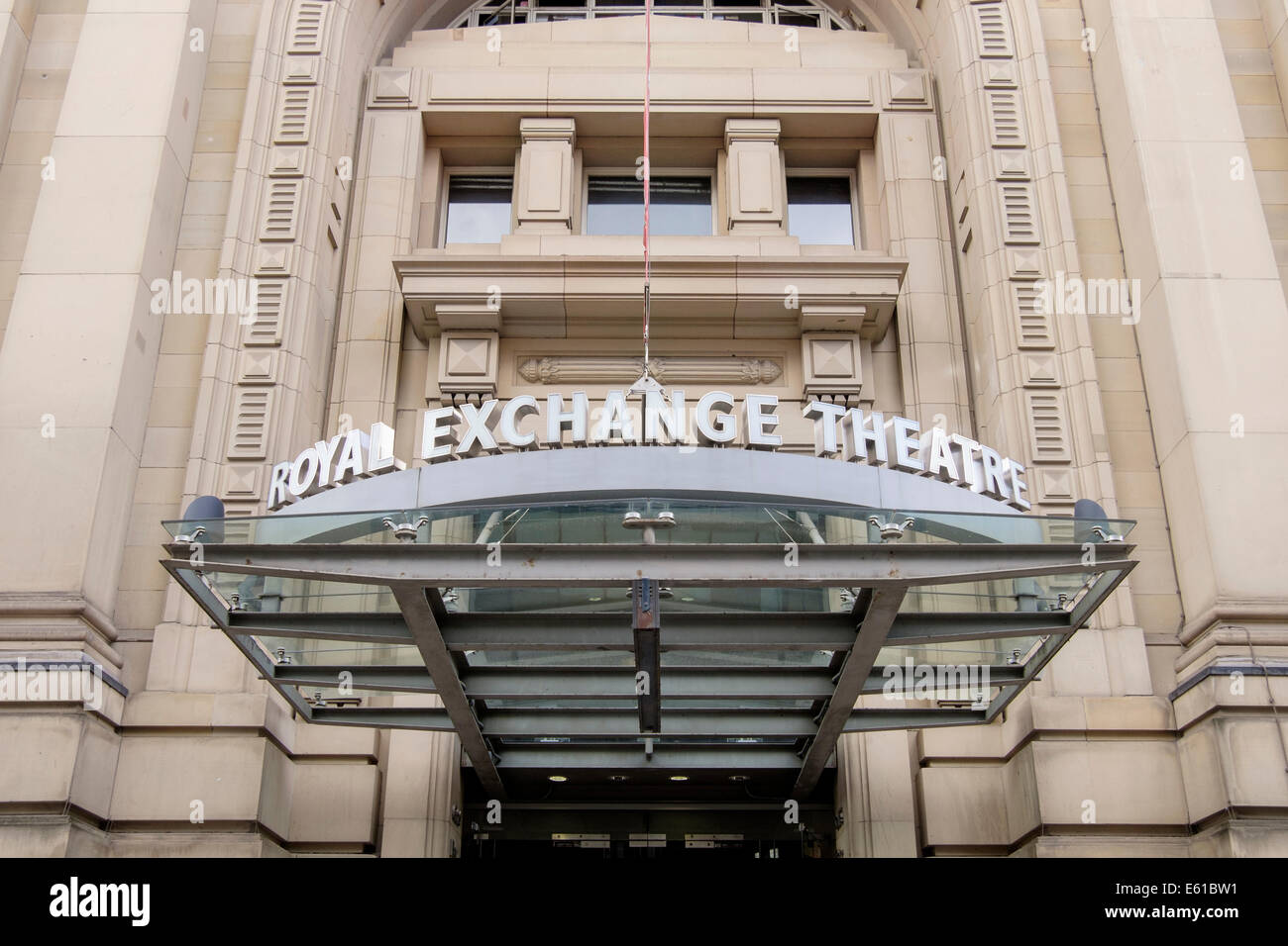 Nome segno sopra la porta ingresso al Royal Exchange Theatre a Manchester in Inghilterra, Regno Unito, Gran Bretagna Foto Stock