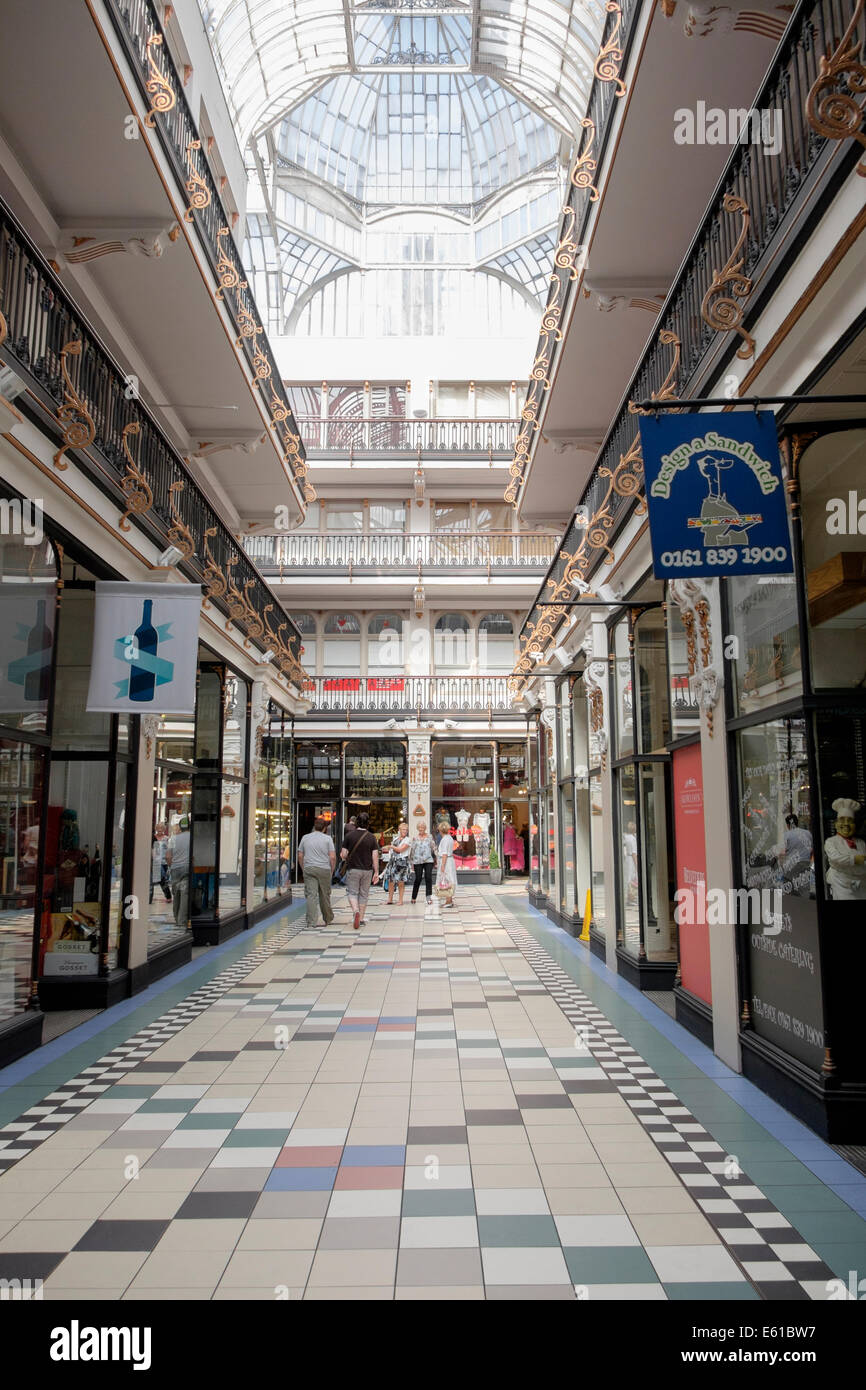Victorian shopping arcade coperto da un tetto di vetro. Barton Arcade, Deansgate, Manchester, Inghilterra, Regno Unito, Gran Bretagna Foto Stock