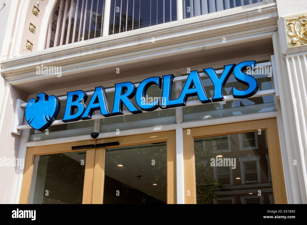 Barclays Bank segno e phoenix logo sopra la porta di un high street branch. Manchester, Inghilterra, Regno Unito, Gran Bretagna Foto Stock