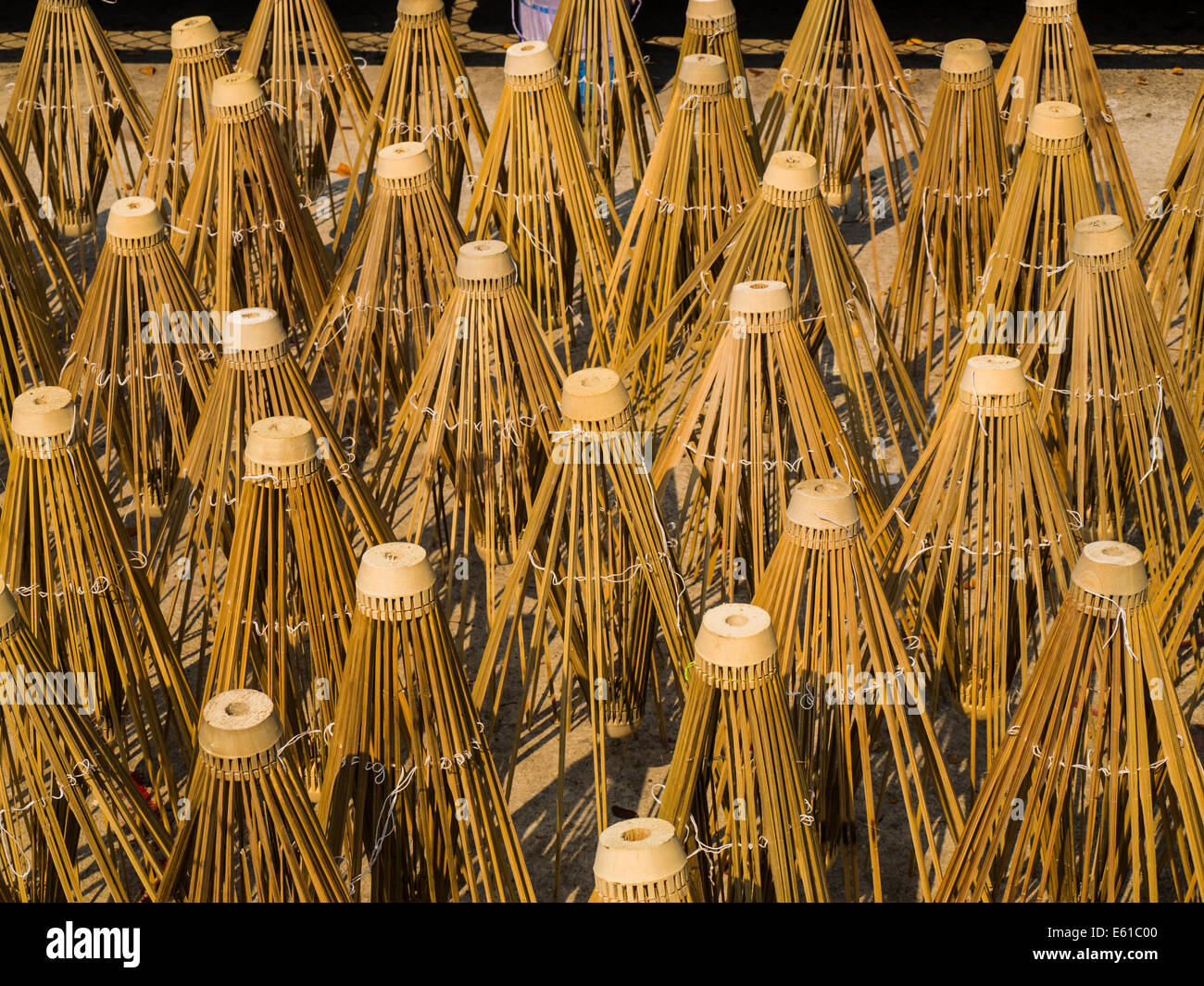 I telai di bambù di carta ombrello essiccato in presenza di luce solare Foto Stock