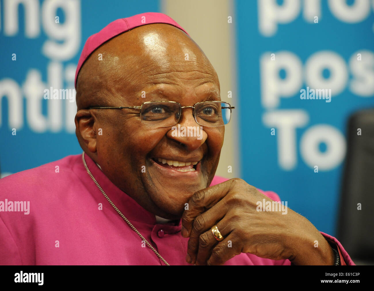 Cape Town, Sud Africa. 11 Ago, 2014. Arcivescovo emerito Desmond Tutu durante una conferenza stampa per annunciare la proposta di locazione del granaio, una 203 anno vecchio edificio nel centro di Città del Capo come la nuova casa di Desmond e Leah Tutu Lascito Fondazione Centro. L esecutivo di sindaco della città di Cape Town, onorevole Patricia de Lille, ha annunciato la proposta nel suo ufficio. Credito: Roger Sedres/Alamy Live News Foto Stock