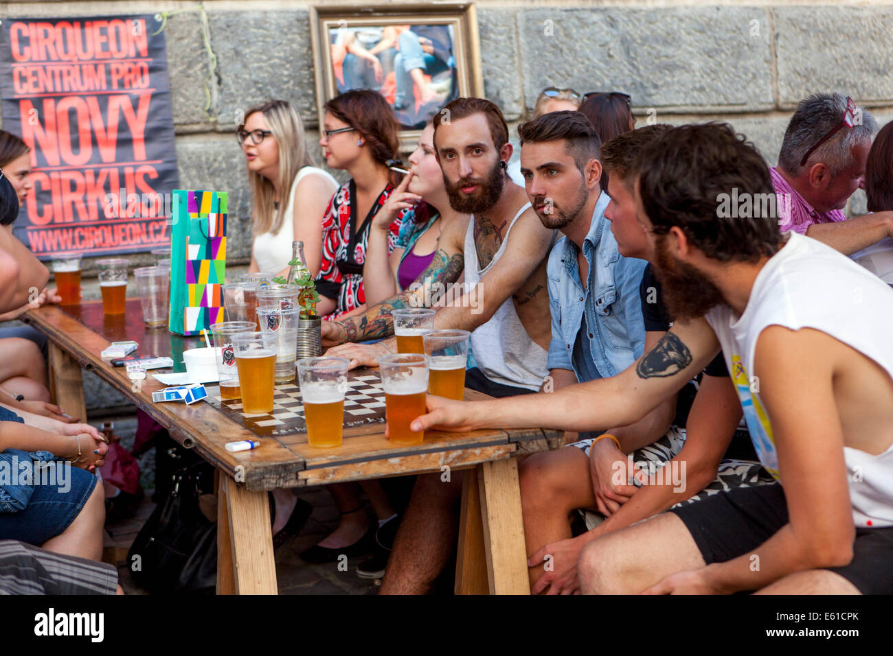 Praga Persone bere birra. Al di fuori dei bar sul lungomare Naplavka birra di Praga Repubblica Ceca Foto Stock